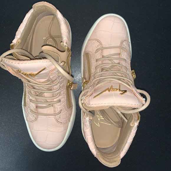 Giuseppe Zanotti
Croc-Embossed Leather High-Tops - Picture 2 of 4